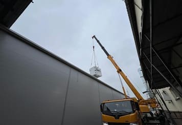 Аккуратная разгрузка станка с помощью автокрана 25 тонн