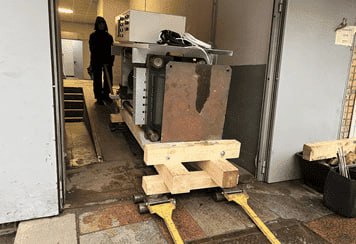 Разгрузка оборудования с подачей в цех: перемещение такелажными системами Разгрузка оборудования с подачей в цех: перемещение такелажными системами