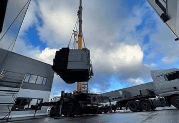 Разгрузка оборудования на объекте: снятие с транспорта и подача к зоне работ Разгрузка оборудования на объекте: снятие с транспорта и подача к зоне работ