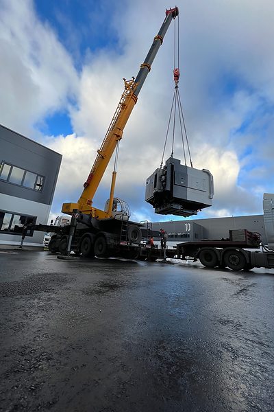 Разгрузка станка автокраном перед монтажом